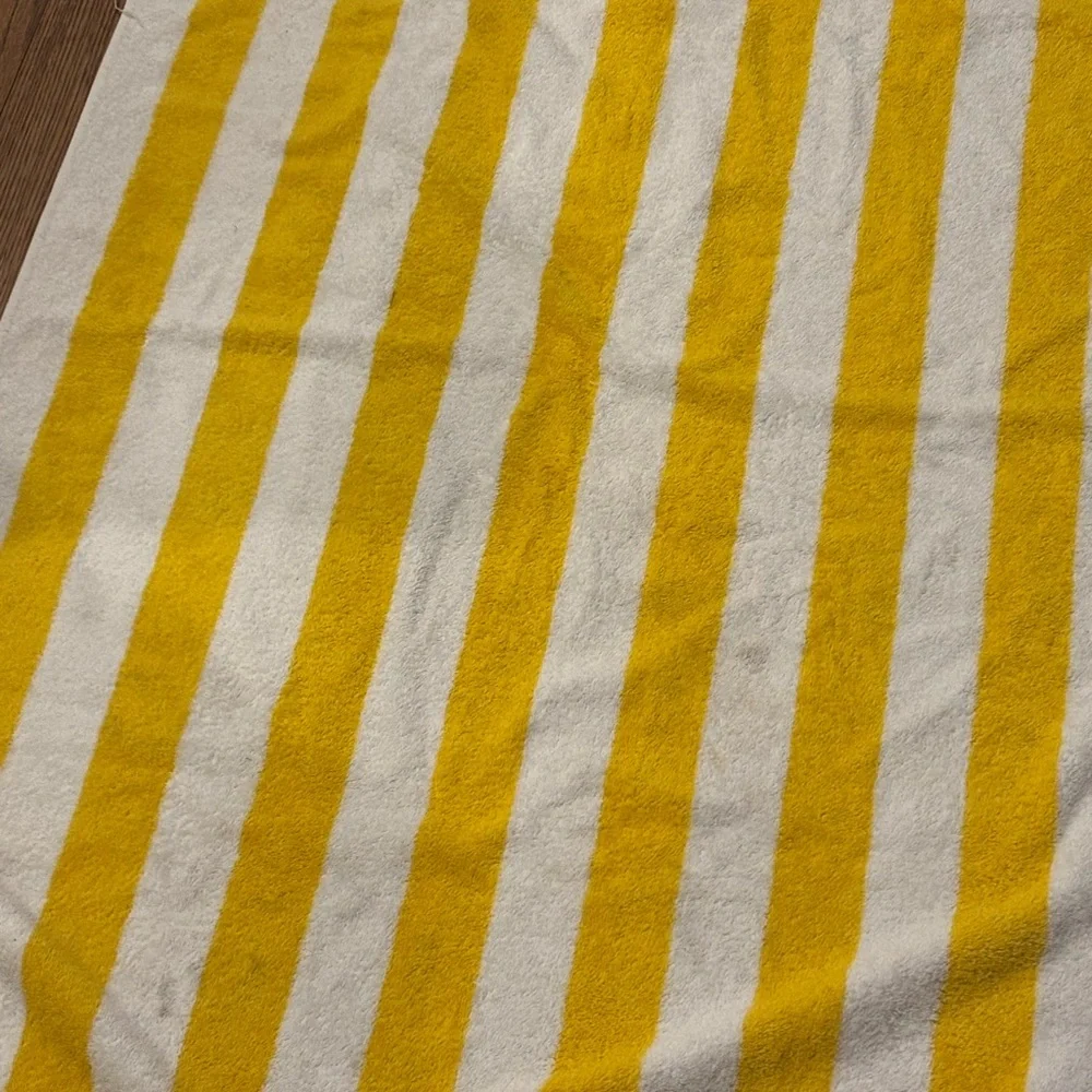 Amazon Basics Yellow and White Towels